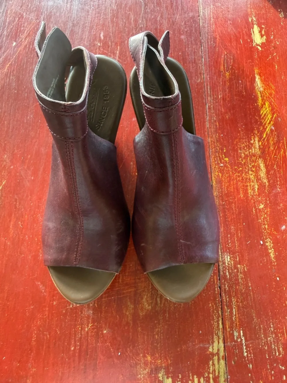 BURGUNDY wedges 8M